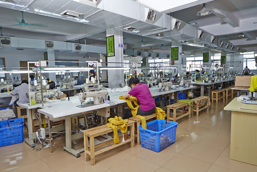 服装工厂给衣服裁片做电脑绣花的工艺流程